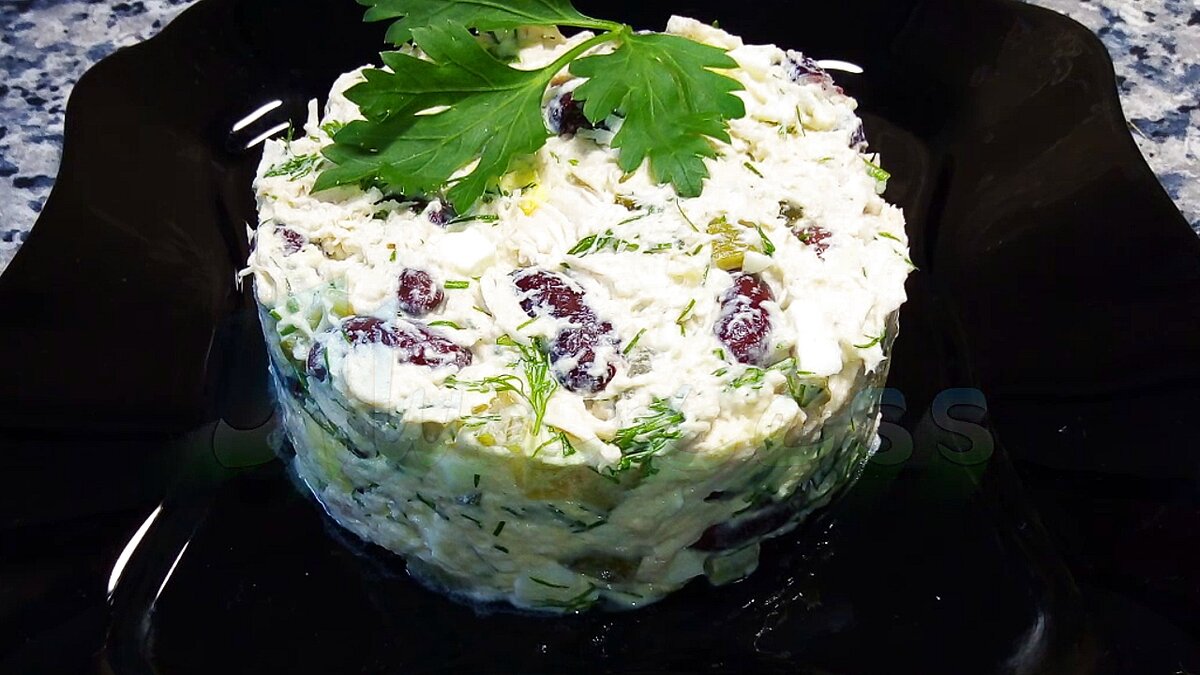 Простой и вкусный рецепт сытного салата с курицей и консервированной красной фасолью. 
Ингредиенты:
куриное филе отварное - 1 шт.
консервированная красная фасоль - 400 гр.
маринованные огурцы - 3 шт.
яйцо отварное - 5 шт.
майонез - 150 мл.
укроп по вкусу