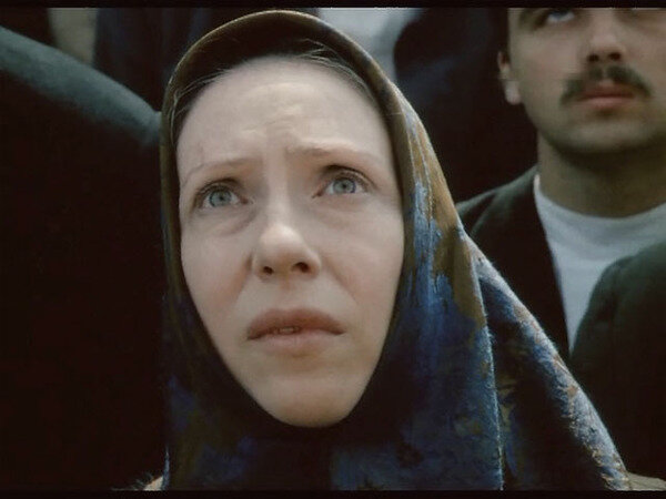 В главной роли  типичной русской женщины с рабочей окраины Ниловны - Инна Чурикова