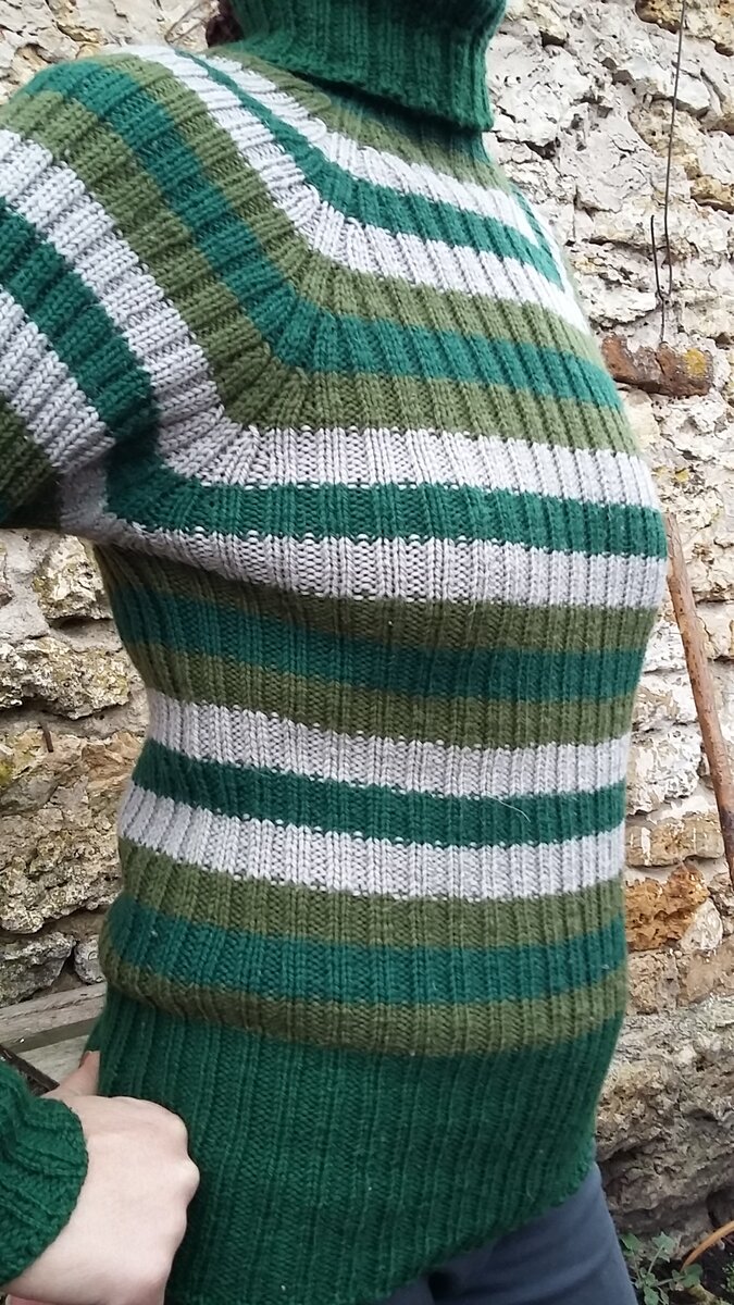 Этот джемпер я связала в течение нескольких дней и он пролежал потом несколько месяцев в ожидании, когда я заправлю и закреплю все хвостики - а их было много - ведь цвет пряжи чередовался. Фото автора