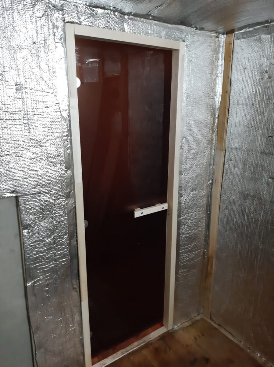 Утеплил стены и поставил новую дверь...