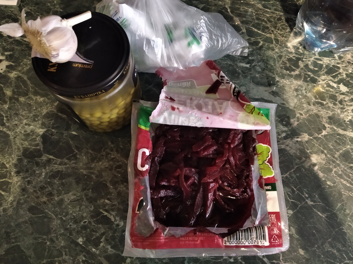 2-3 зубчика чеснока, 2-3 ст.л. консервированного зелёного горошка, 1-2 ст.л. сметаны, 250 г отварной и натертой свеклы