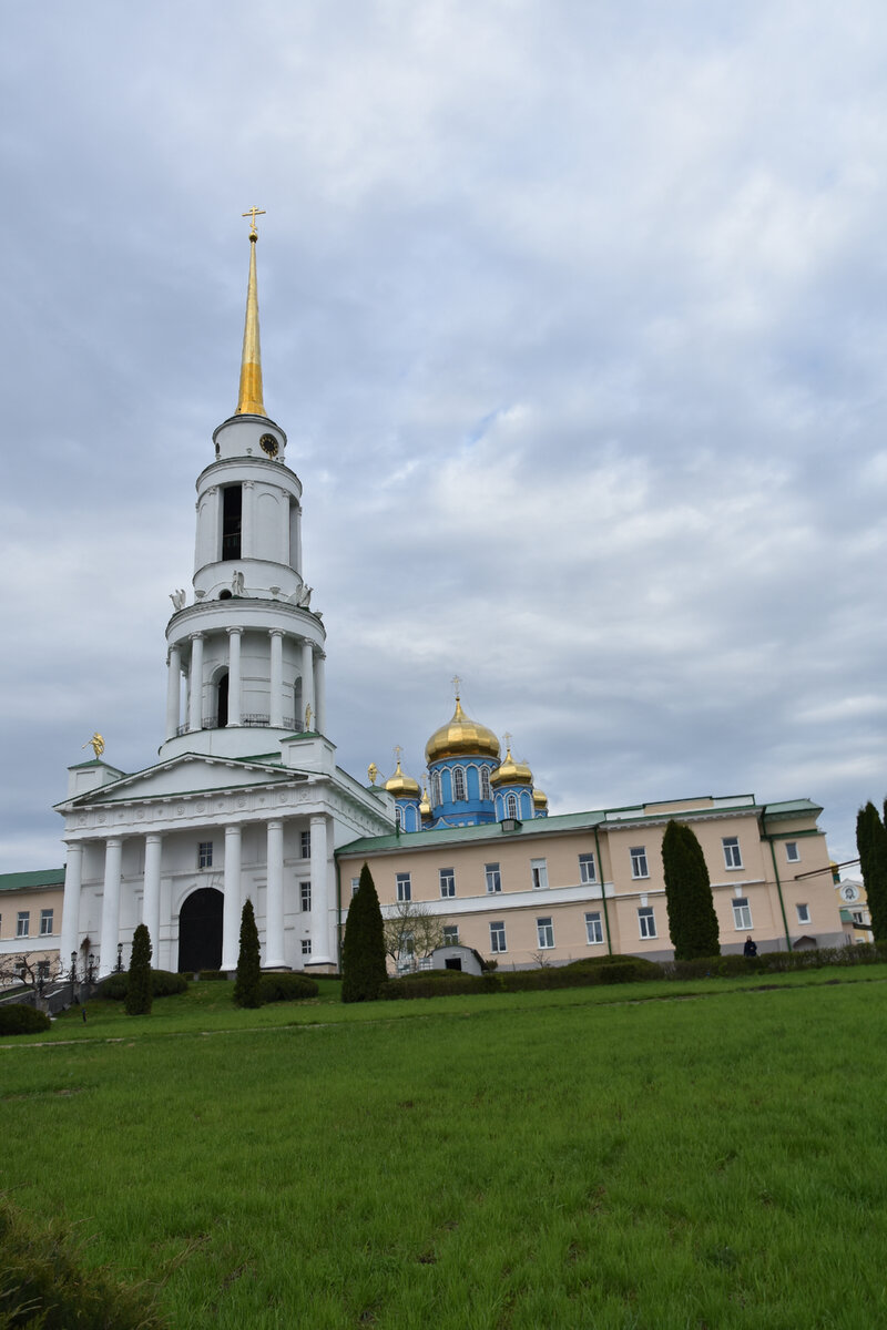 Колокольня с церковью Николая и гостиничными корпусами. 1824- 1838 гг.  В мае 2021 в церкви велись реставрационные работы.