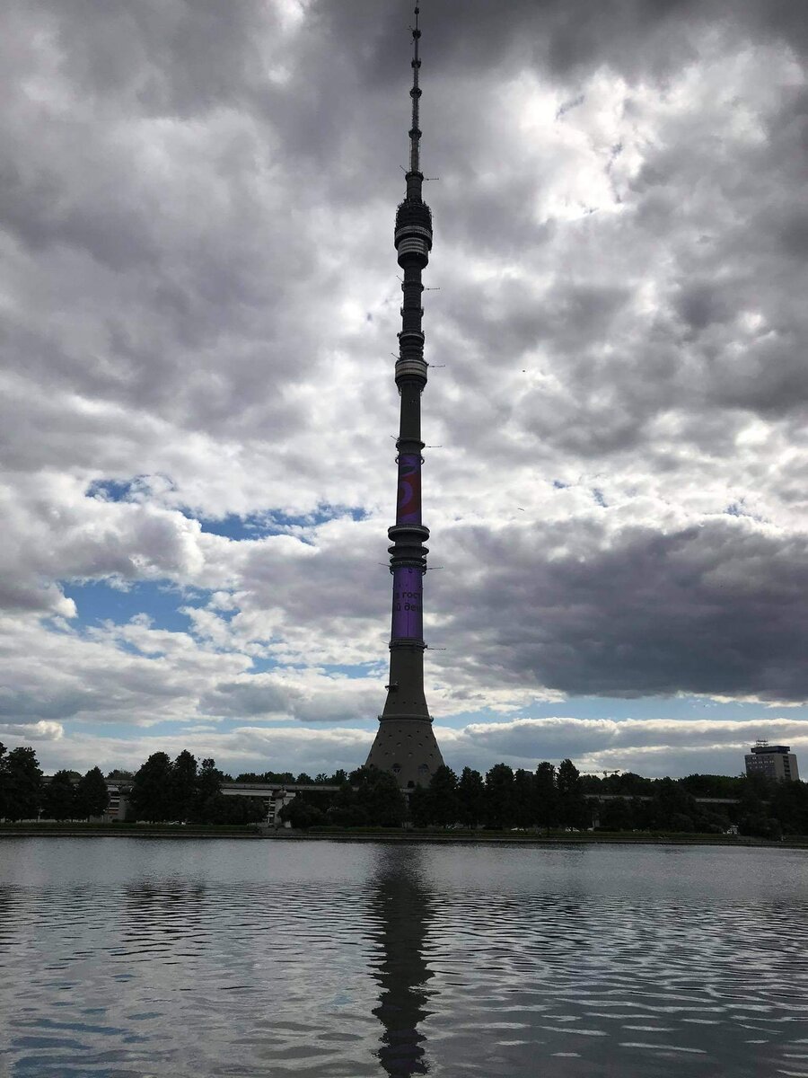 Что-то мистическое есть в таких видах башни и Останкинского пруда