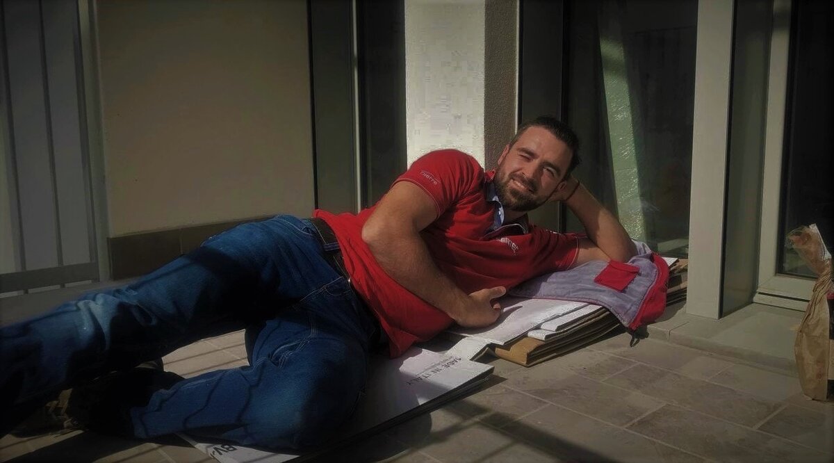 Рабочий обед и перерив во время пандемии в Италии виглядит так (устанавливаем окна)