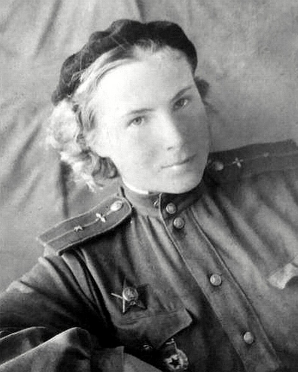 Лидия (Лилия) Владимировна Литвяк (18 августа 1921 — 1 августа 1943) — советский лётчик-истребитель, командир авиационного звена, гвардии младший лейтенант, самая результативная женщина-пилот Второй мировой войны, Герой Советского Союза (5.05.1990, посмертно). Член ВЛКСМ. Погибла в возрасте неполных 22 лет в бою над Миус-фронтом. Посмертно была дважды повышена в звании — до лейтенанта в 1943 году и до старшего лейтенанта в 1990 году. Источник фото http://soviet-aces-1936-53.ru/abc/l/litvyk26.jpg