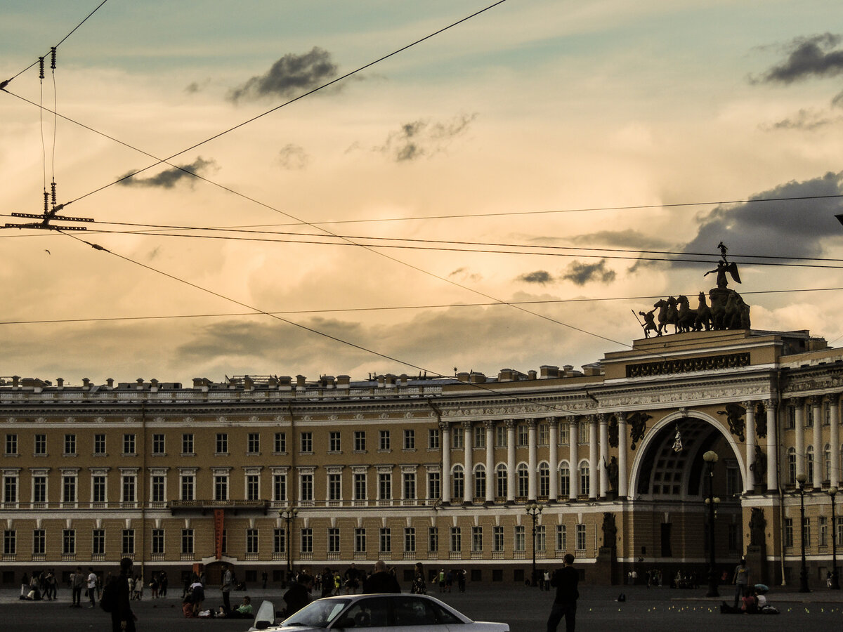 Дворцовая площадь - самый центр Санкт-Петербурга, один из главных символов этого чудесного города. Фото автора.