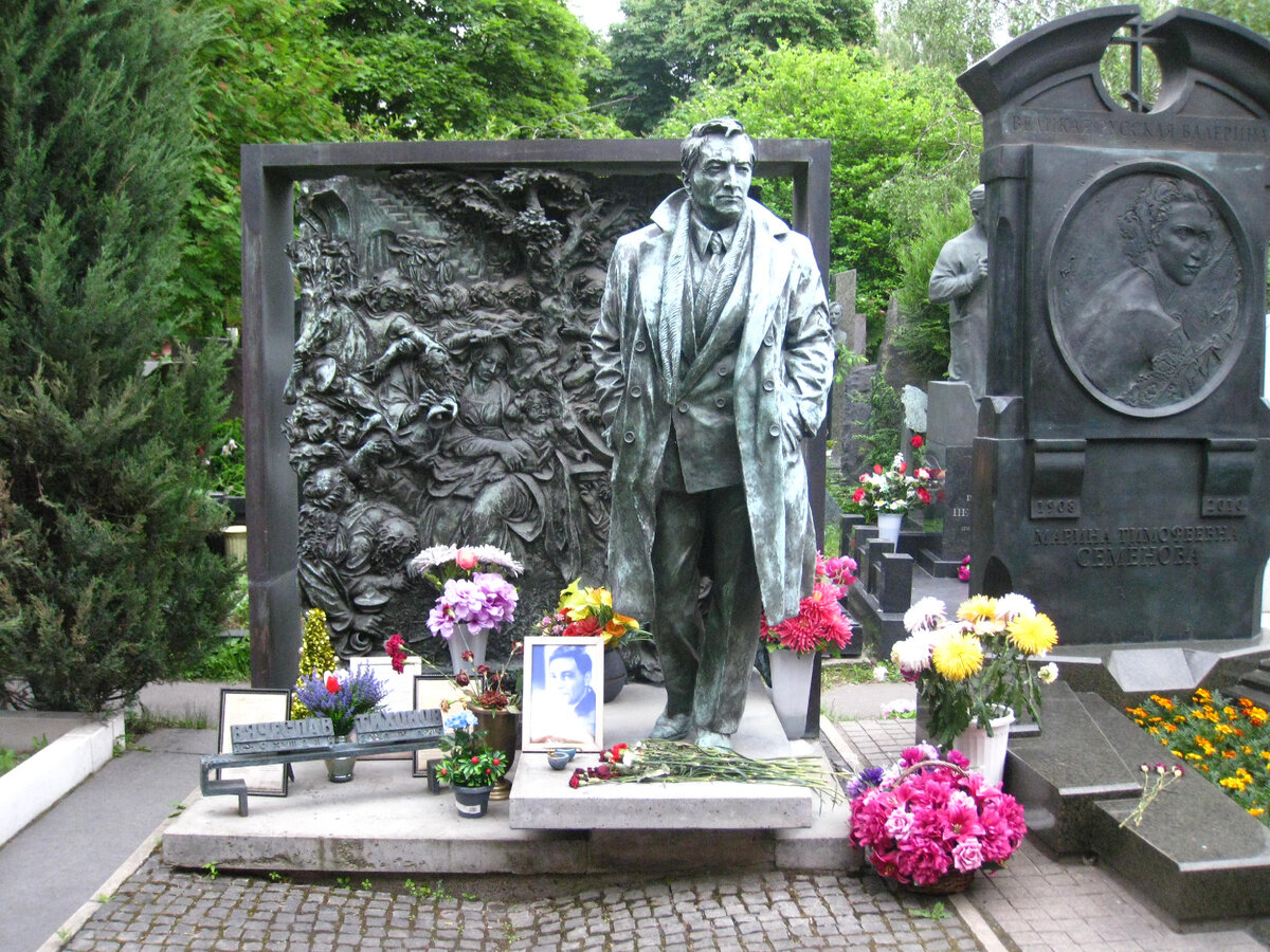 Памятник вячеславу тихонову на новодевичьем кладбище фото