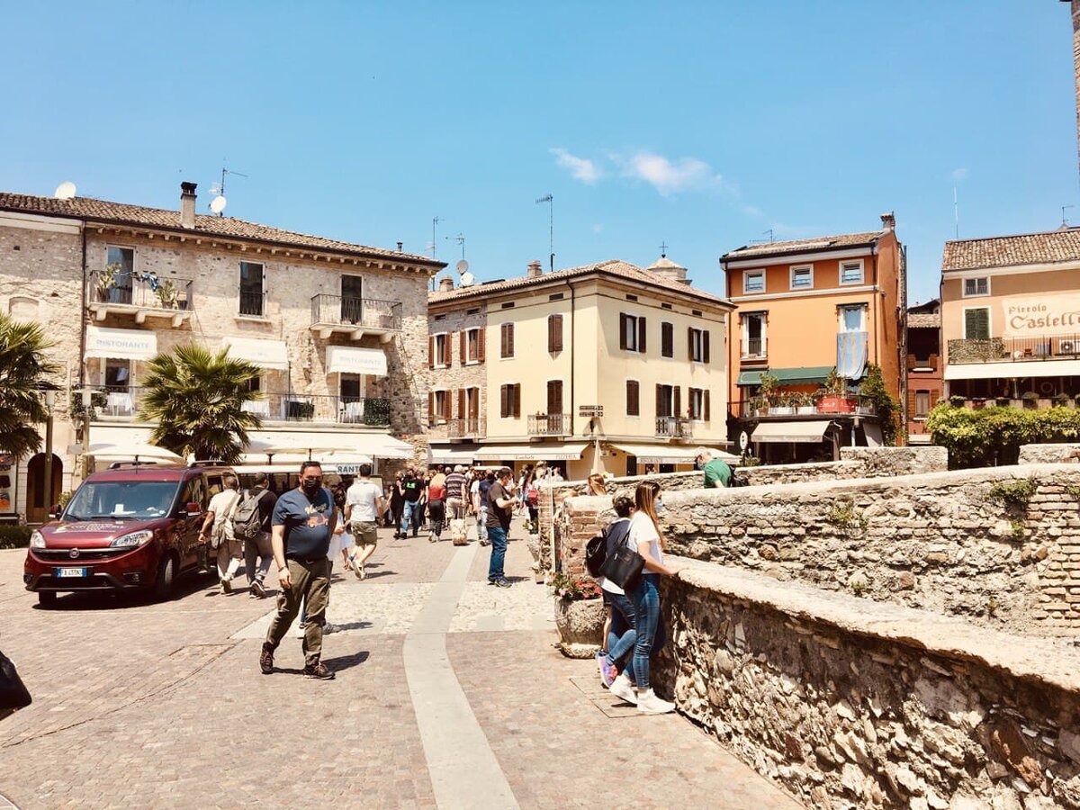  Итальянские городки понемногу возращаются к преждней жизни. На фото Сирмионе, Италия