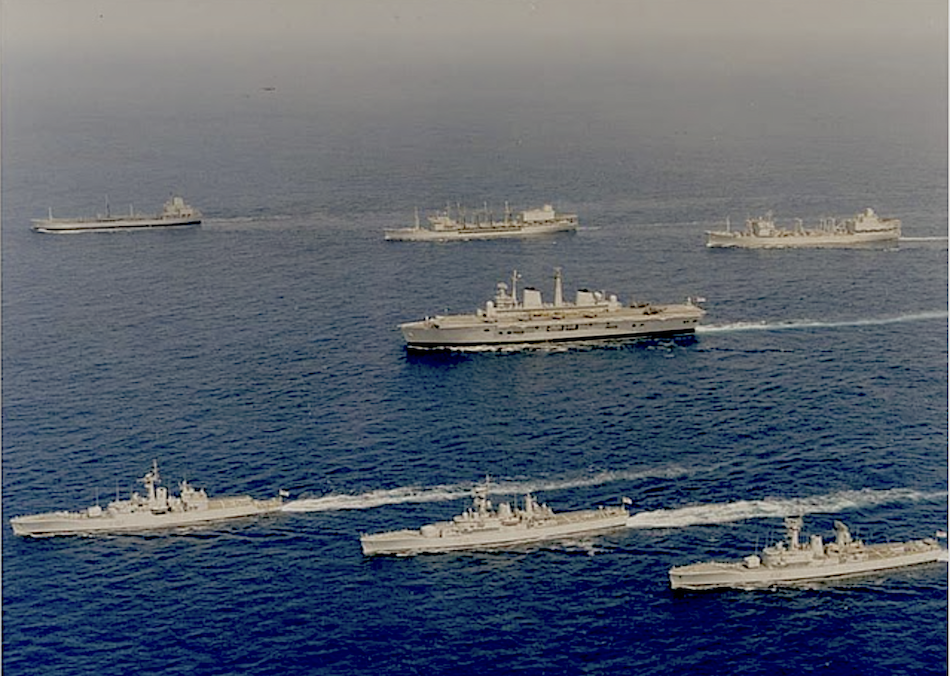 Британский флот идет к Фолклендским островам