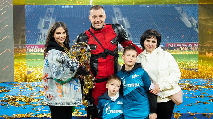 Дзюба с семьёй на награждении футбольного клуба Зенит (2021 год)
