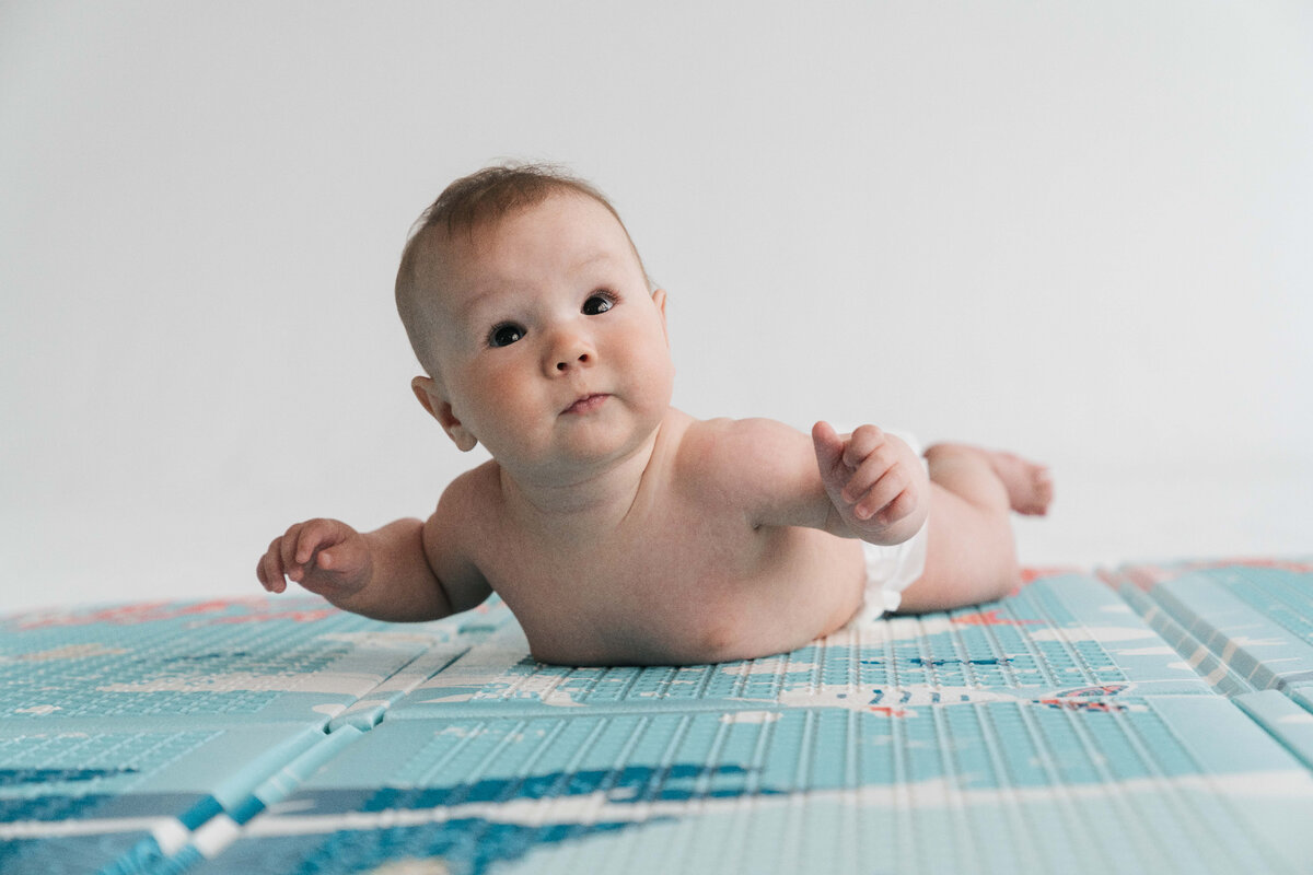 Может делать «самолетик» и чередует его с лежанием на животе