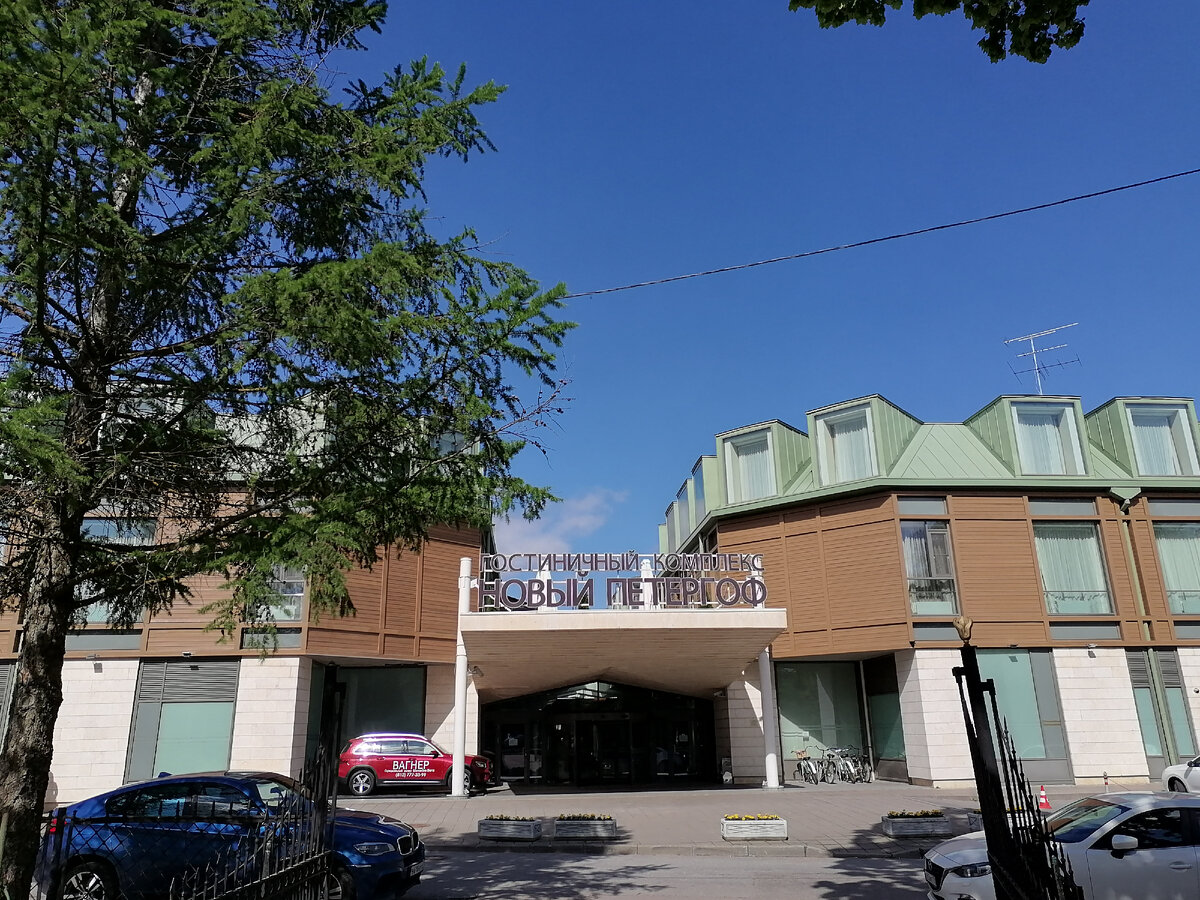 Центральный вход, через дорогу от собора