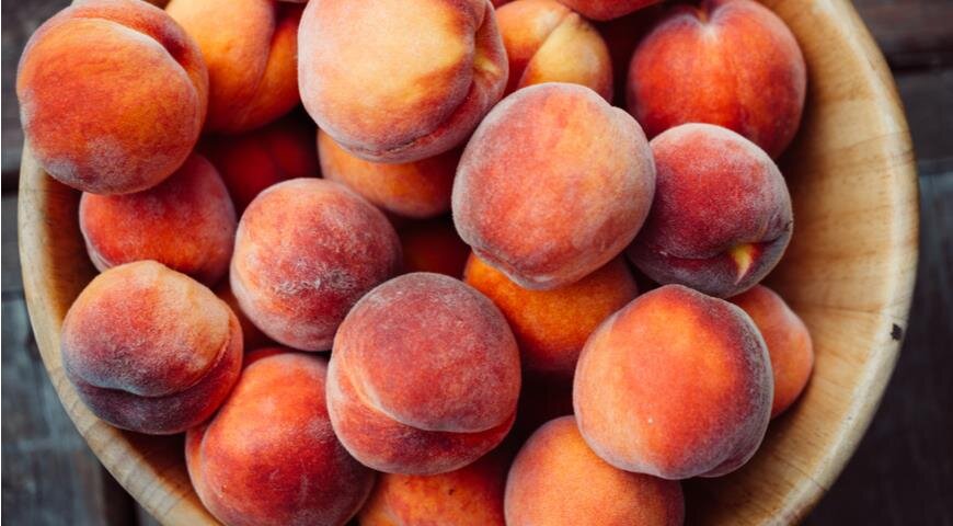 Персик который ничем не пахнет, или имеет очень тонкий аромат, с большой долей вероятности содержит нитраты.