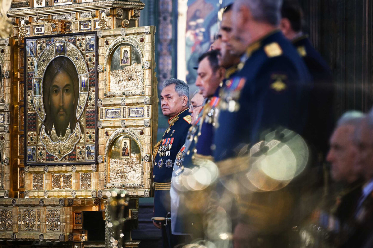 Чем ближе мы к Богу – тем дальше от нас несчастья. Источник: https://foto.patriarchia.ru/news/velikoe-osvyashchenie-glavnogo-khrama-vooruzhennykh-sil-rossii-2020-06-14/
