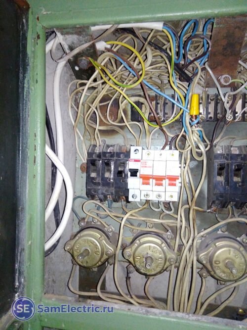 Автоматы в щитке в подъезде. Мои – вверху слева, АБ25М