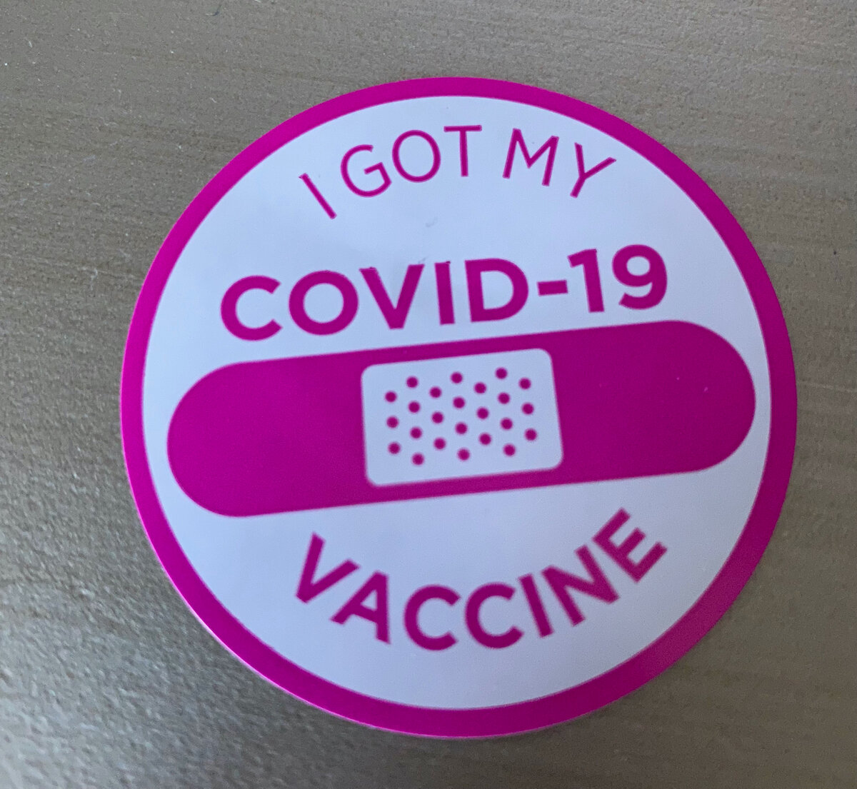 Фото и видеосъемка в местах вакцинации строго запрещена. На память после первой дозы остается только этот стикер и личные воспоминания. Фото автора.