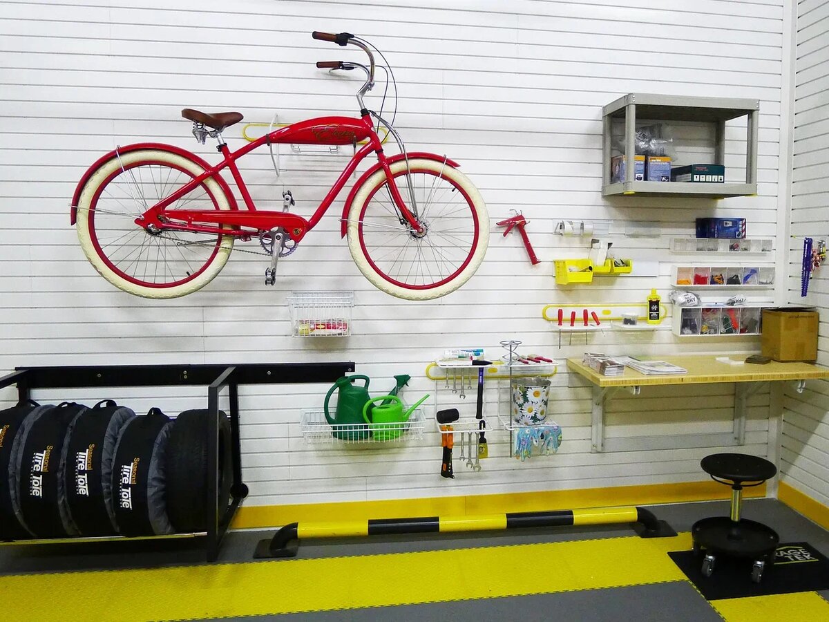                                           Велосипед надежно закреплен на стене.