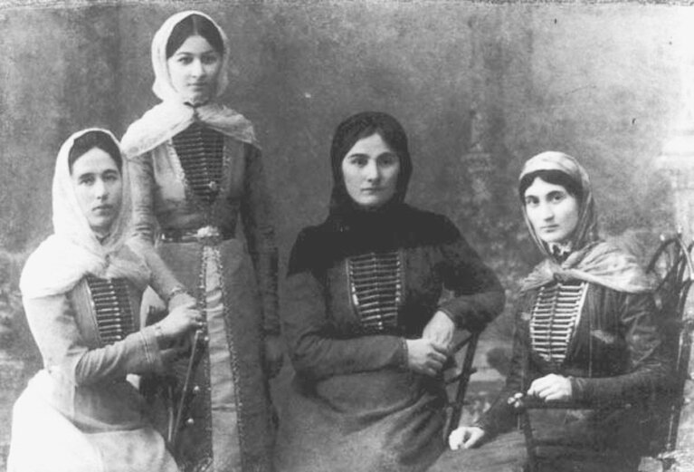 Балкарки в национальных костюмах (начало XX века) 