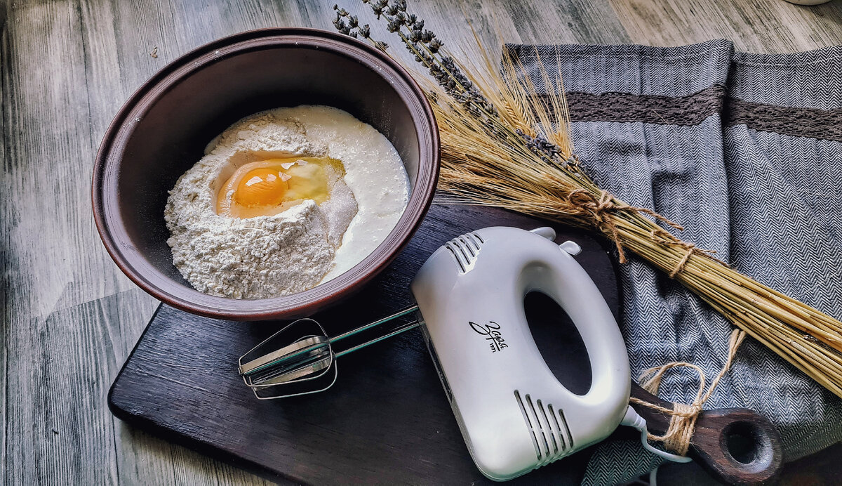 В кефир добавляем соду. Предварительно его нужно немного подогреть т. к в тепле кисломолочные бактерии активизируются, и начинают активнее гасить соду. Добавляем яйца, соль и сахар