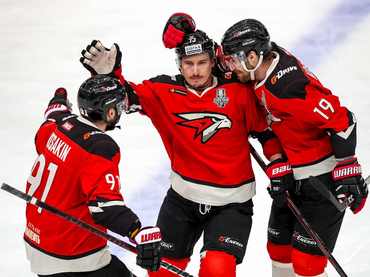 "Авангард" - это наша омская хоккейная команда. Сейчас они базируются в Балашихе, потому что в Омске все сломалось)). Источник - Яндекс.Картинки