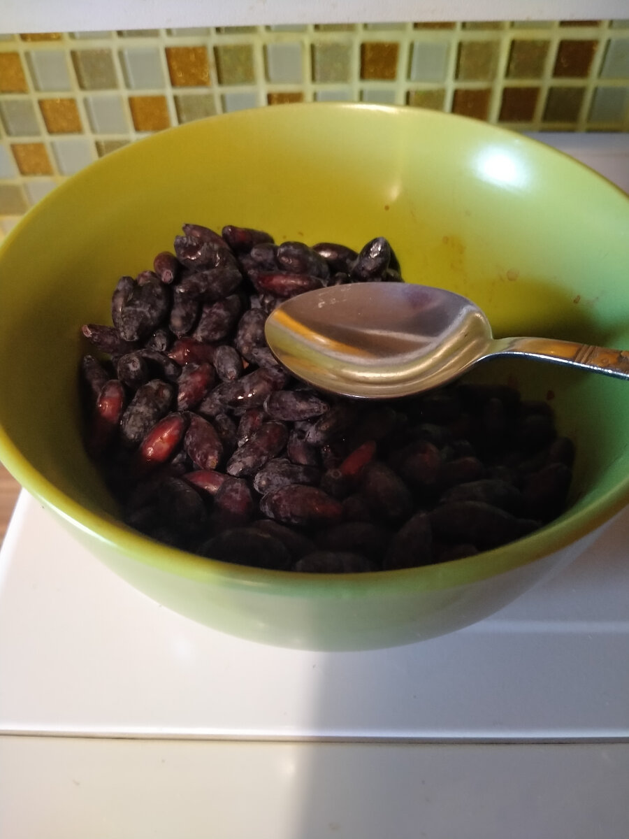 Жимолость поспела! Собирала бабуля 14 июня. Пока набрала 3 литра, но там еще много :) Спасибо прежним хозяевам за такой куст! 