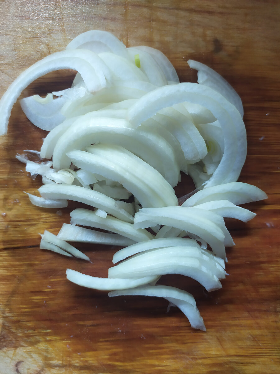 Маринуем мясо, т.к. оно должно постоять в холоде.  Пока будет готовиться картофель, мясо пропитается. Пол луковицы нарезаем как на фото.