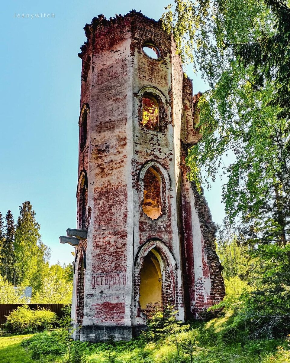 Башня Дибича, или Усадьба Забалканская

Граф Иоганн Карл Фридрих Антон фон Дибич был русским полководцем родом из Пруссии. Он дослужился до высшего военного чина русской армии - звания генерала-фельдмаршала и был одним из самых близких людей в окружении императора Александра I.

При самом фельдмаршале был построен деревянный особняк, а каменный дворец возвёл архитектор Андрей Штакеншнейдер в 1836г по заказу племянника графа Карла Притвица, который получил усадьбу по наследству.

В ходе Второй Мировой войны усадебный дворец оказался разрушен, осталась лишь башня.

📍 Старое Гарколово, Ленобласть.