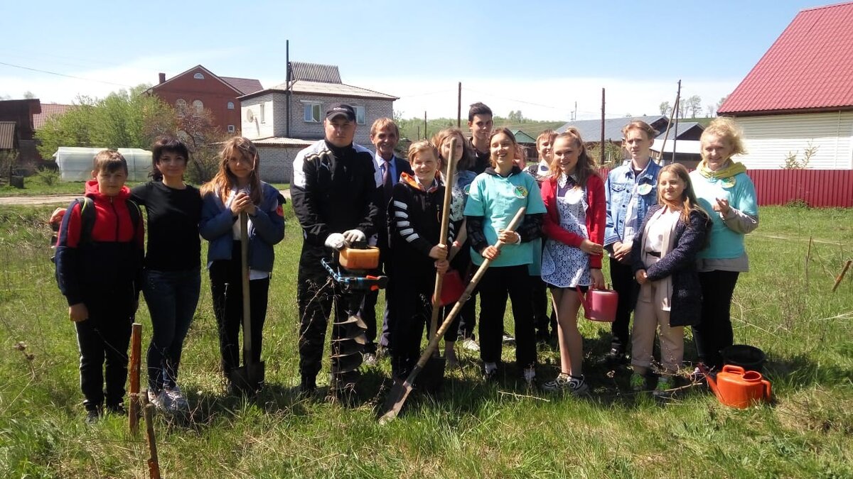 В сквере «Берёзовая роща» участники экологического десанта «Ягуар» высадили дубки в рамках экологической акции «Посади дерево»