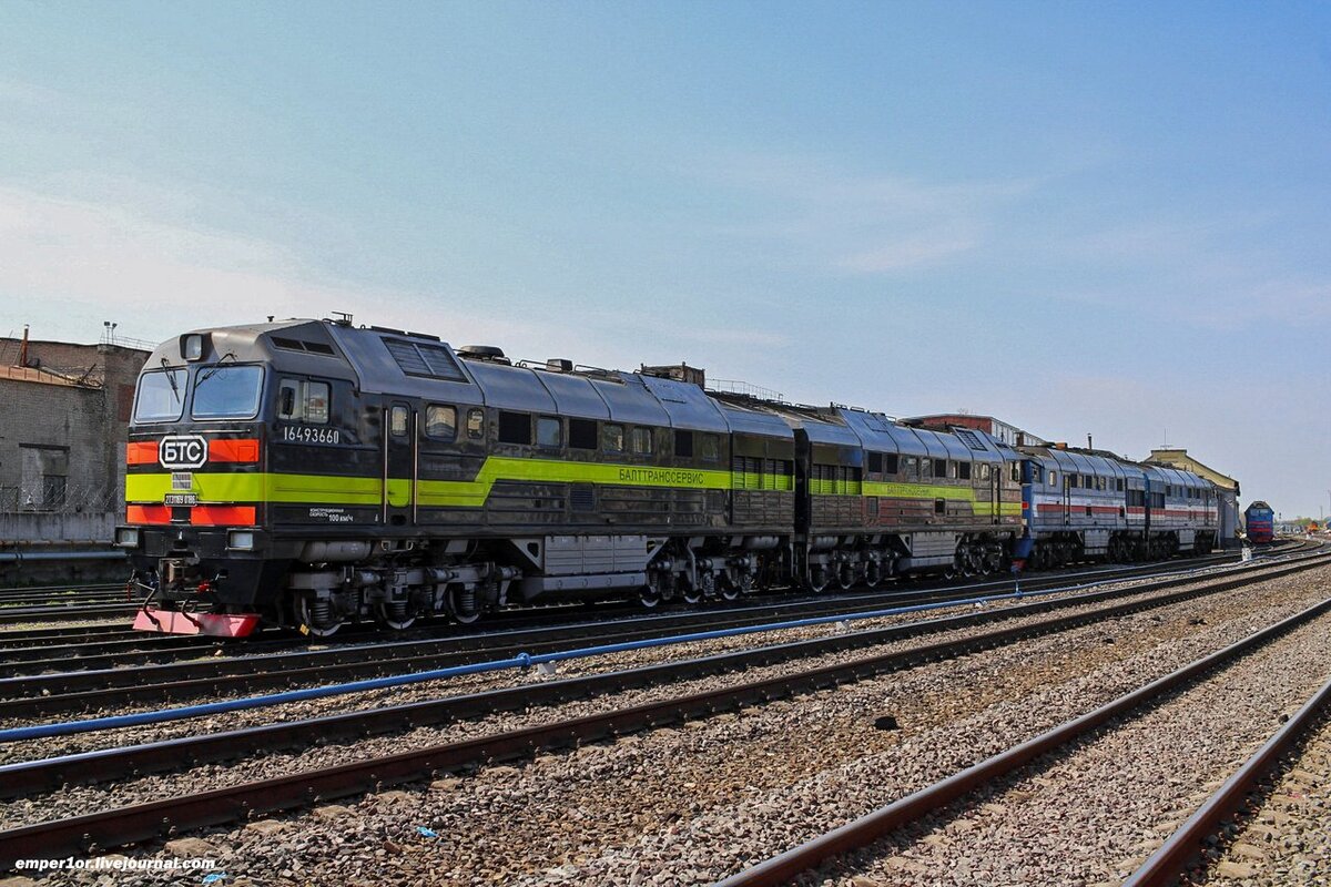 Тепловоз 2ТЭ116У-0186 и другие. Станция Рыбинск-Пасс.