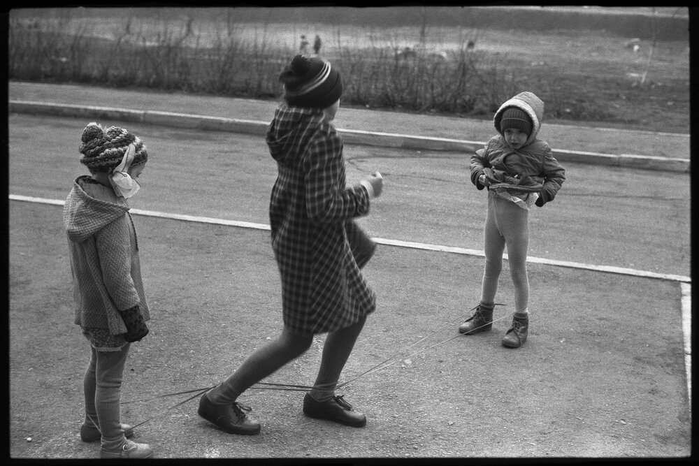 Дети играют «в резинку» во дворе, 1985 год. Автор фото - В. Соколаев. Источник фото: russiainphoto.ru 