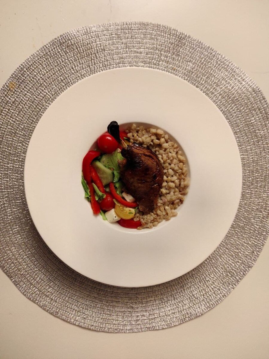 Вариант подачи с полбой и овощным салатом