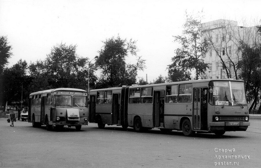 г. Архангельск, пл. Терехина, начало 1990-х гг., автобусы ЛиАЗ-677 на маршруте № 7 и Ikarus-280.33 на маршруте № 1, фото: https://pastar.ru/index.php?option=com_k2&view=item&id=3387:ploshchad-terekhina-v-solombale-foto-datiruetsya-samym-nachalom-90-kh&Itemid=220