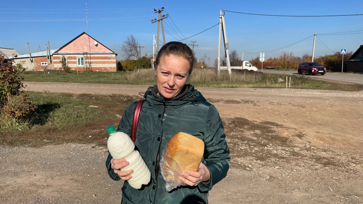 Деревенское молоко - 80 руб. 1,5 литра. Свежайший хлеб с хрустящей корочкой.