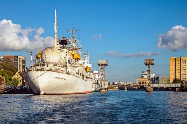 Кто никуда не плывёт, тоже плывёт ... в никуда ... И в этом нет ничего  необычного, если только ты позаботился о том, чем наполнить время,  отмеренное тебе судьбой ... С наступившим Новым Годом! ...    
Калининград ...   

  