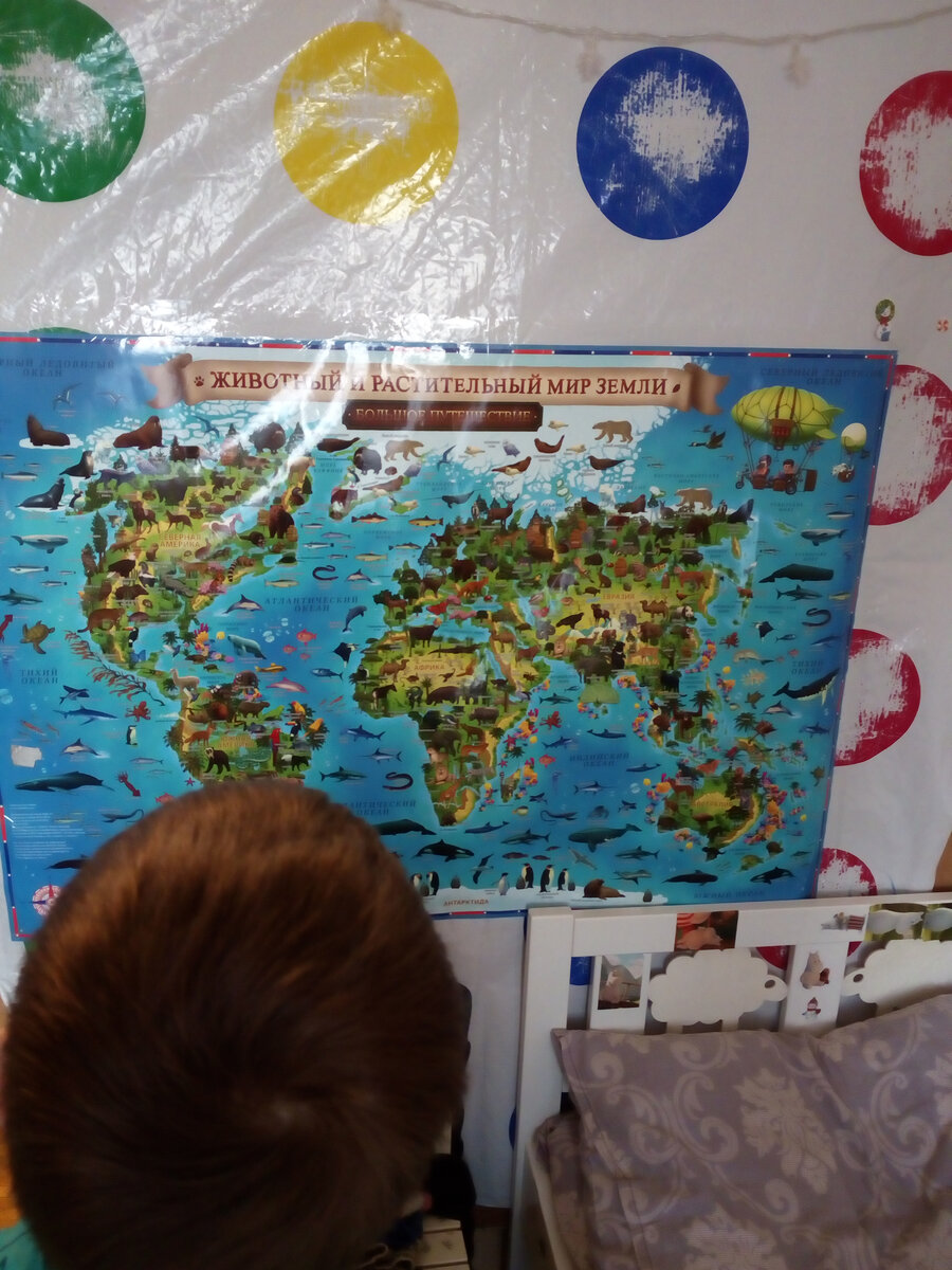 Внук читает очень внимательно. Многое он уже знает, потому что карта ЖИЛА у них целый год. Теперь вот служит ему уже по-другому.