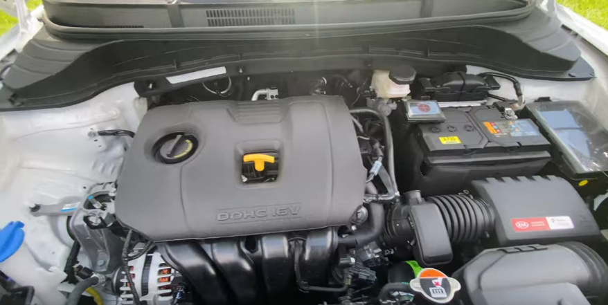 Подкапотное пространство у Kia Soul 2022 года в комплектации LX.