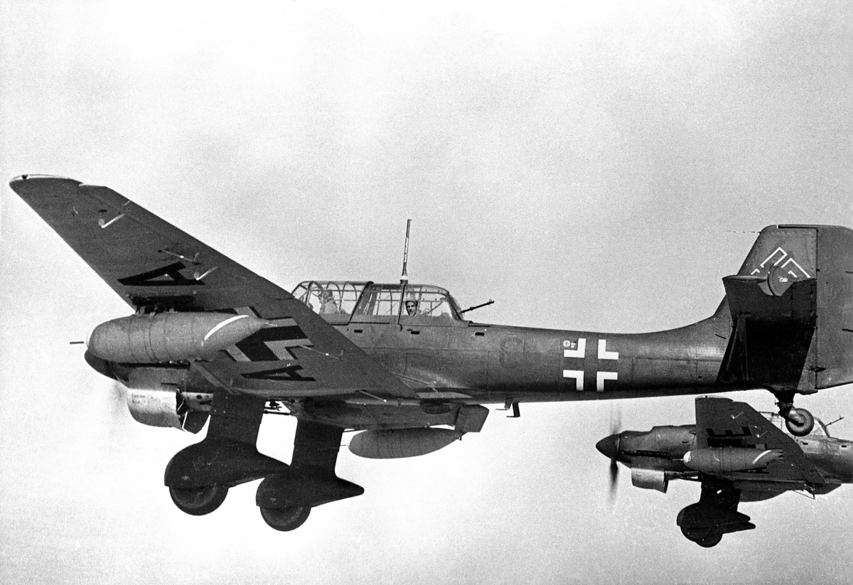 Самолеты вермахта. Junkers ju 87. Junkers 87 германский бомбардировщик. Немецкий пикирующий бомбардировщик ju-87. Немецкий бомбардировщик ju 87