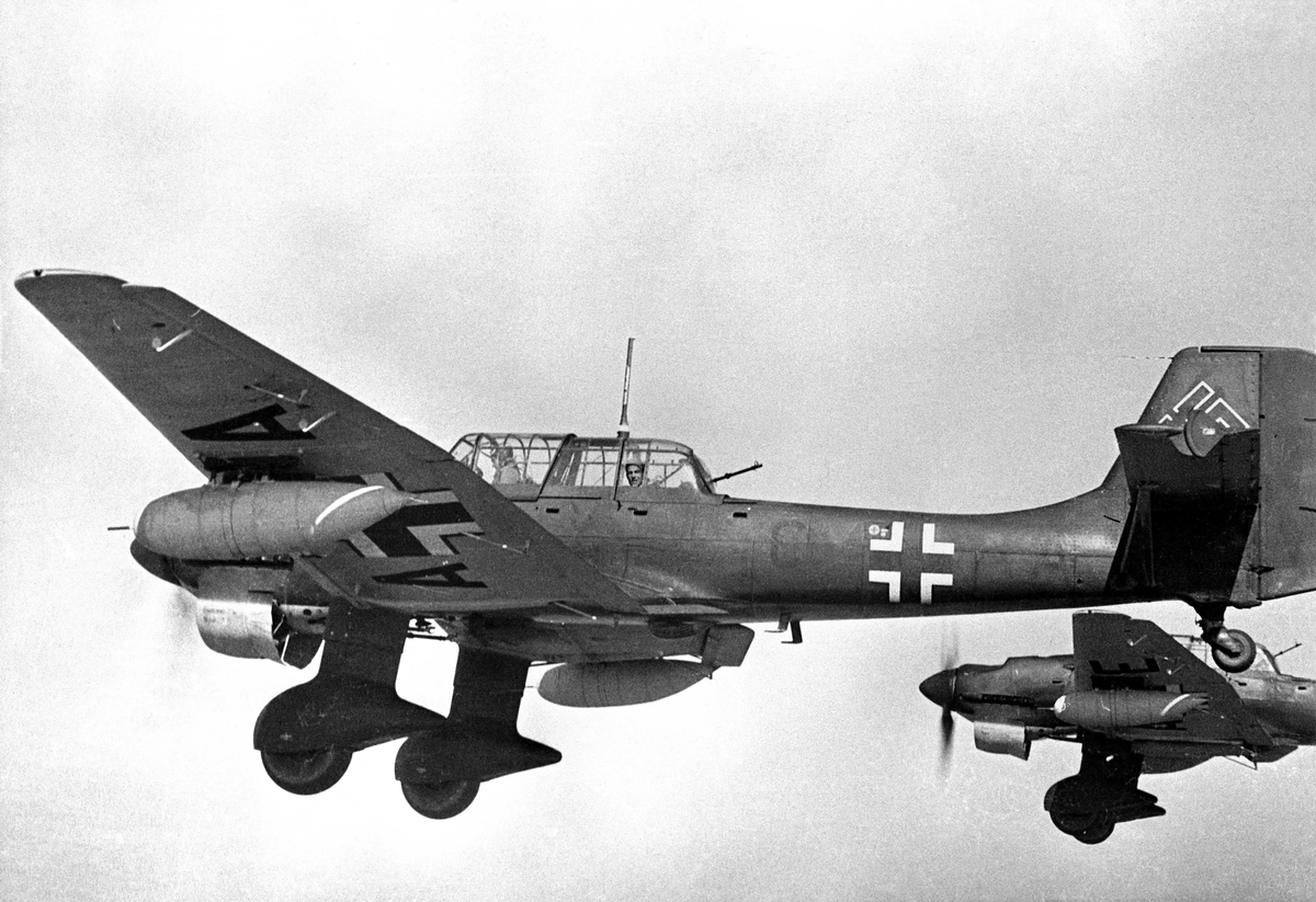 Самолеты вермахта. Junkers ju 87. Junkers 87 германский бомбардировщик. Немецкий пикирующий бомбардировщик ju-87. Немецкий бомбардировщик ju 87.