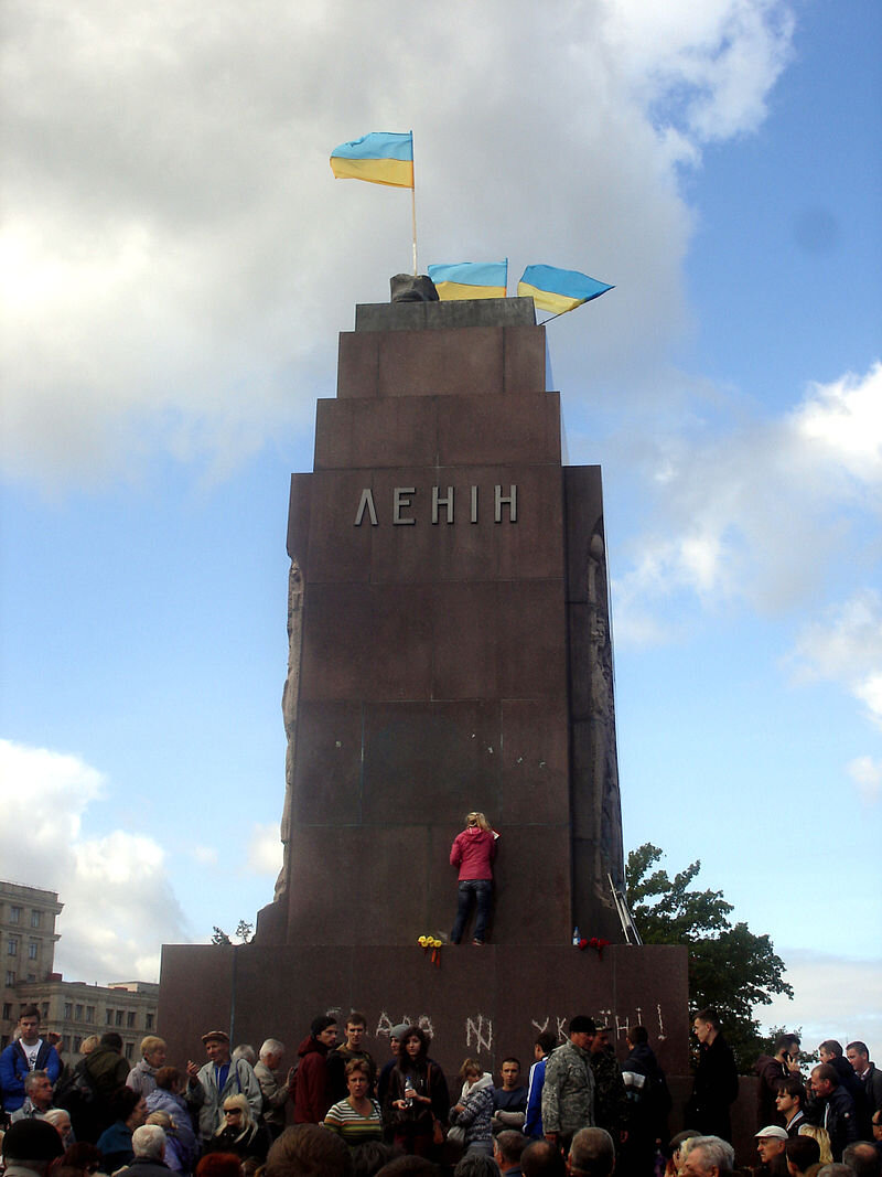 Количество памятников Ленину на Украине в 1991 году оценивалось в 5500, практически все они были демонтированы или уничтожены к 2017 году. Стала ли от этого жизнь украинцев лучше, большой вопрос. 