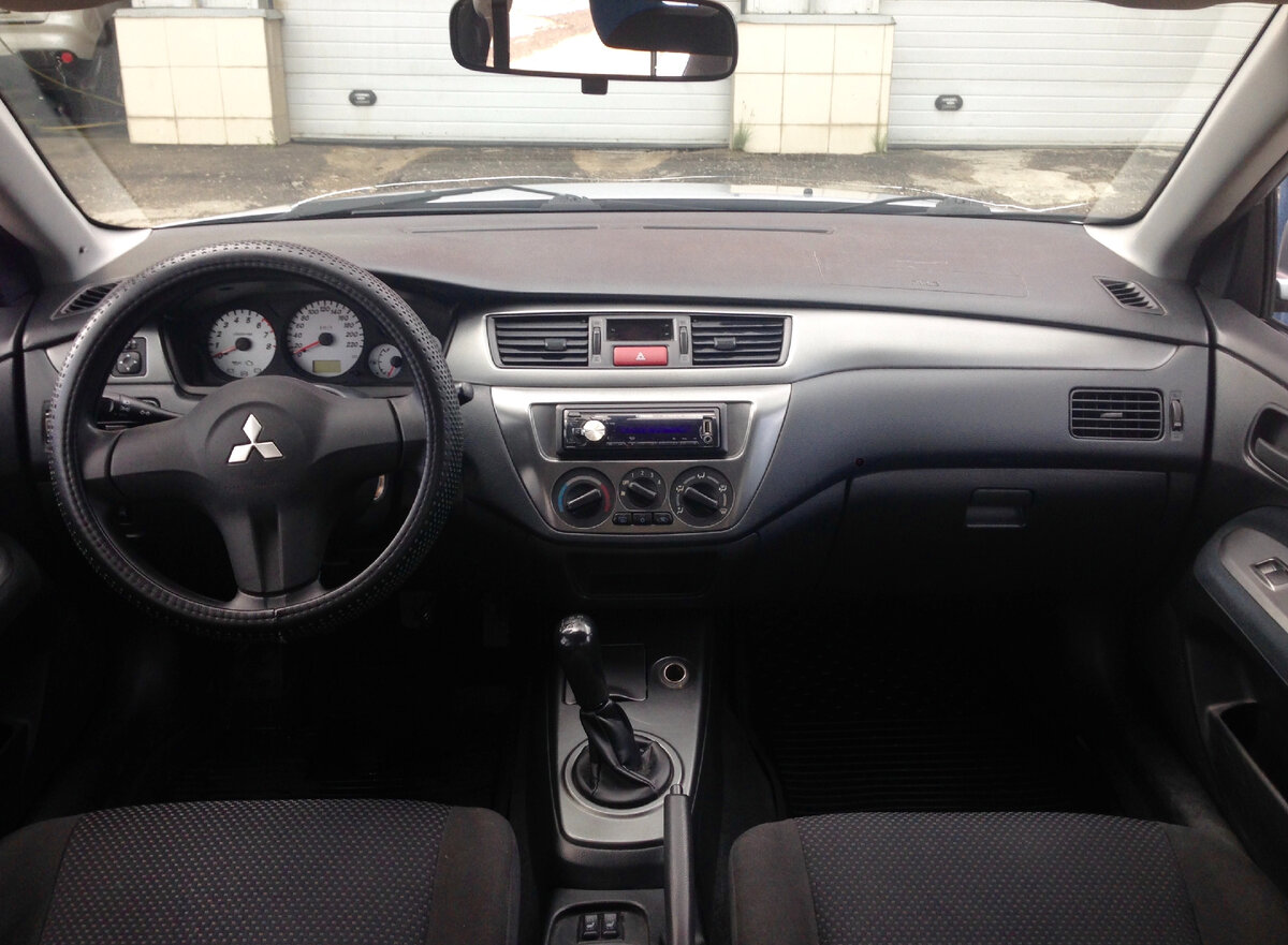 Салон ничем особо не выделяется - но всё "под рукой"