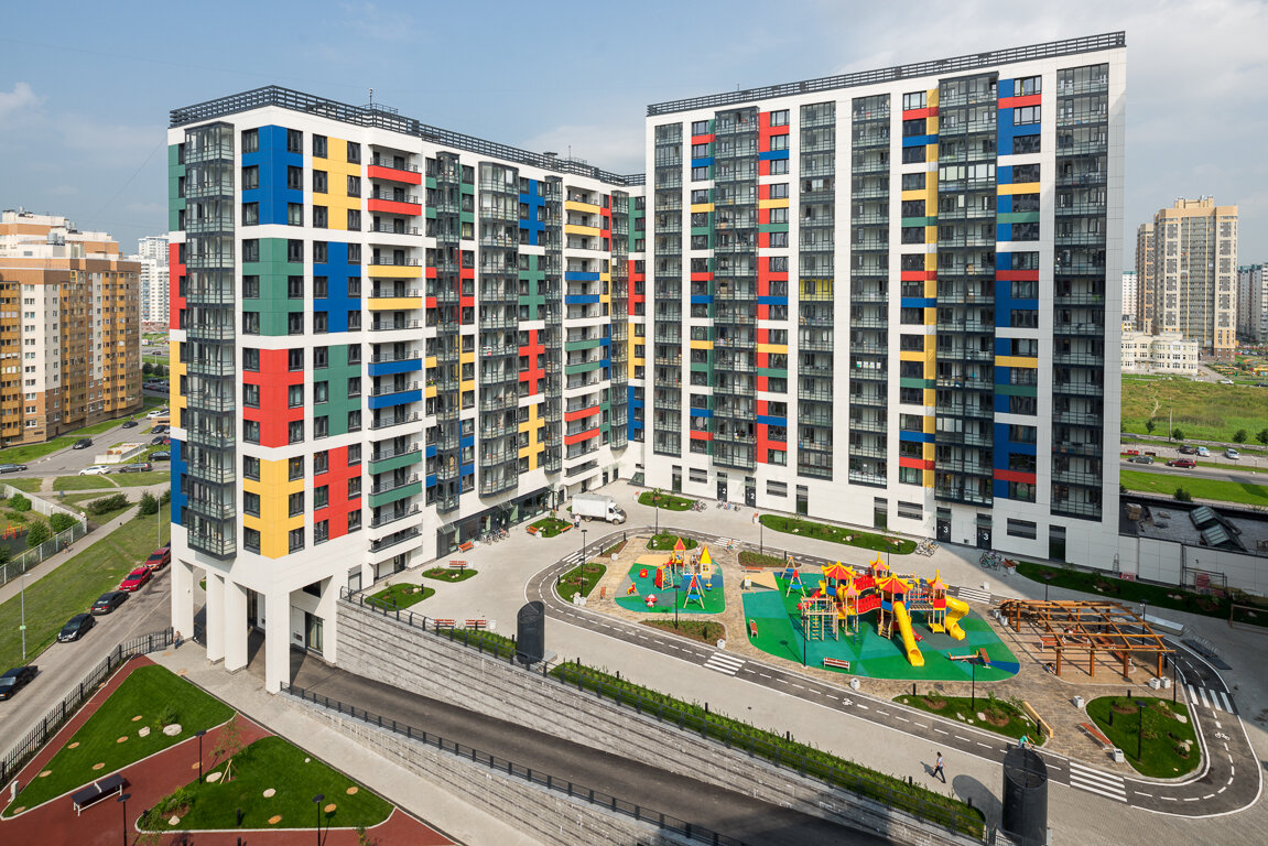 Например, обеспечение безопасности во дворе предполагает полное ограничение на автомобильное движение по внутренней территории ЖК. Чаще всего машинам разрешается въезд во двор только в исключительных случаях и на короткое время — для доставки мебели, крупной техники и т.д. 