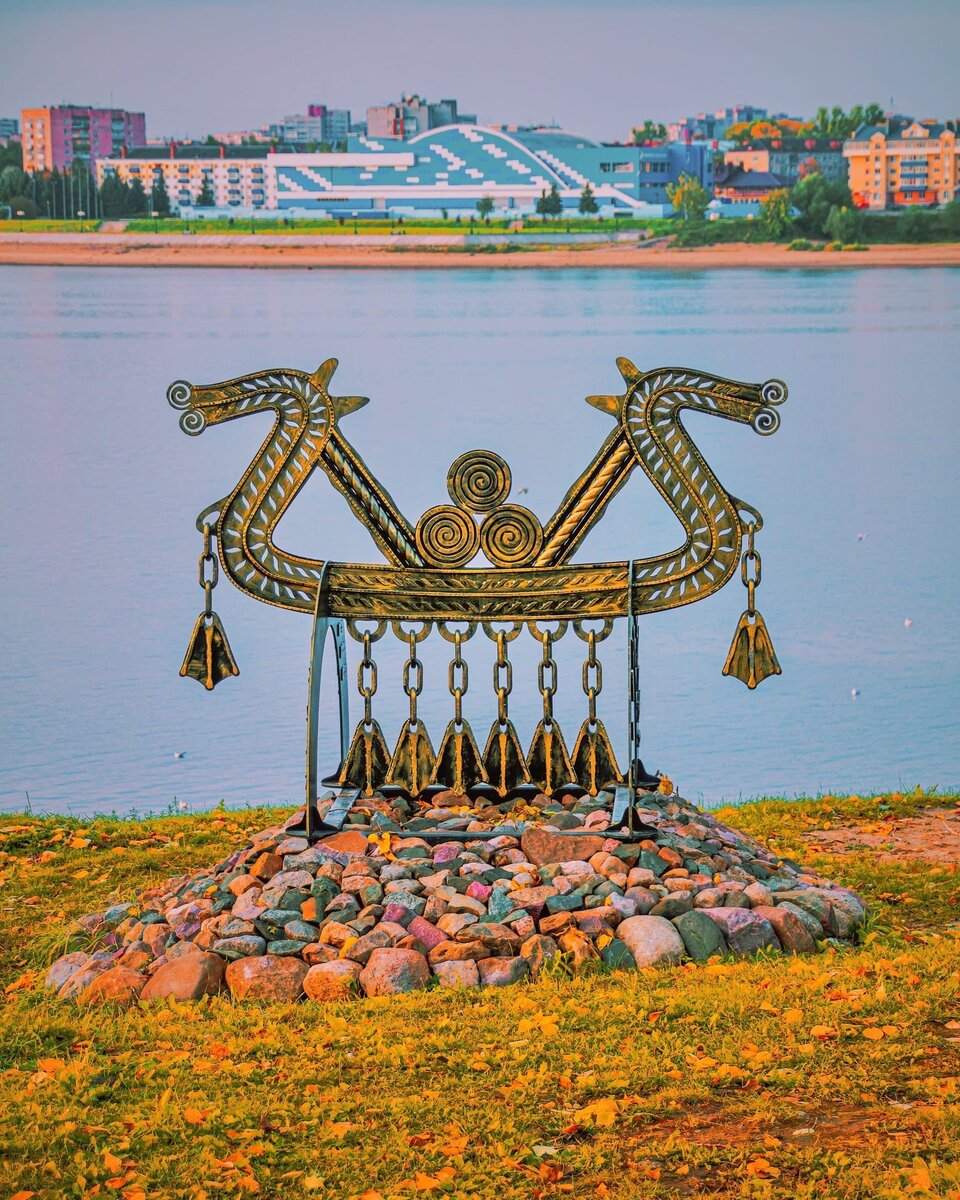 Арт-объект мерянская подвеска, установлена на месте археологических раскопок, давших более раннюю дату образования поселения