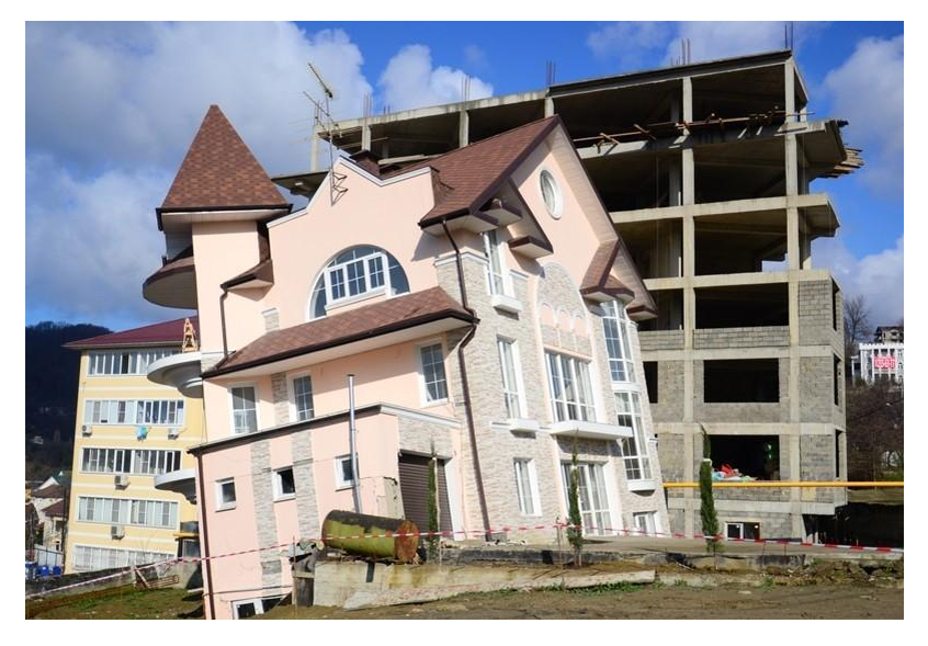 рухнул дом из газобетона. вентфасад рухнул. отвалился облицовочный кирпич. стройка домов. жена старовойта курск фото.