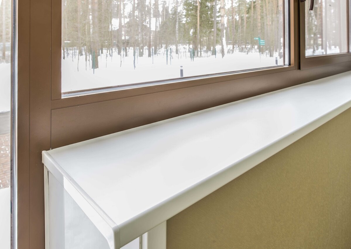 Подоконник из обычного белого пластика – самый бюджетный вариант