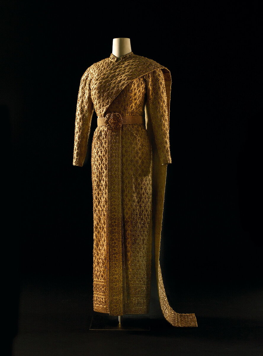 Платье от модного дома Пьера Бальмена для королевы Сирикит, 1972. (с) Из коллекции Музея текстиля (Бангкок)