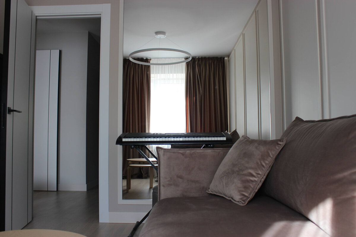 Большое зеркало в гостиной