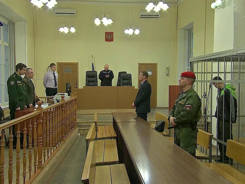 Конечно, это российский гарнизонный суд, фотографий донецких военных судов у меня нет.