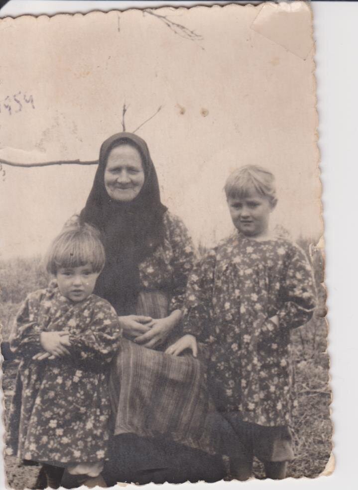 Бабинька, я и старшая сестра Света. 1954г.