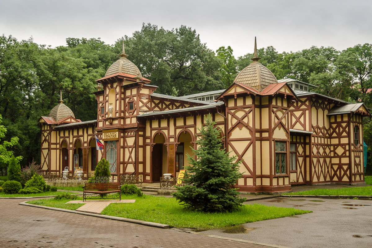 Ессентукский центр. Ессентуки город парк Курортный. Курортный парк Ессентуки здание механотерапии. Цандеровский институт механотерапии в Ессентуках. Центр механотерапии в курортном парке Ессентуков.