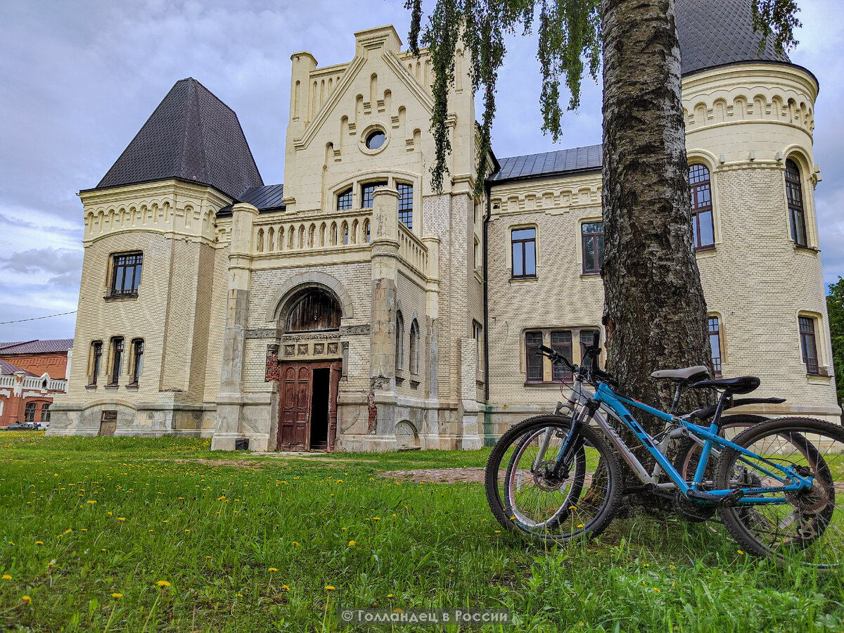 Так выглядит замок Понизовкиных сейчас. Ниже будет фотография, как выглядел раньше. Фото: из личного архива